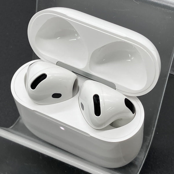 【中古】AirPods 4 MXP93J/A（アクティブノイズキャンセリング搭載）【秋葉原】